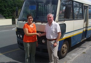 Bâ€™Bos skoolbus aan LS Gansbaai geskenk